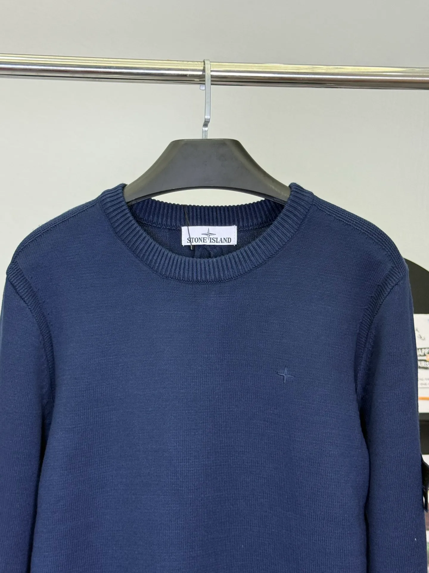 P400 💕Stone Island’s knitted sweater turns the workwear texture into a street-recognizable card. In the “style coordinate system” of trendy brands, Stone Island’s navy blue round-neck knitted sweater is the golden intersection of “function and style”.  It uses solid knitting technology to create a neat silhouette. The low-key cross logo on the chest and the brand's iconic detail design are the fashionable luxury code engraved in the DNA of Stone Island. The navy blue model hides a hard-core texture in simplicity; the classic round neck is suitable for all styles and is a "style converter" in the wardrobe.  As an ingenious work of an Italian fashionable luxury brand, its knitted texture is crisp and tough, and the upper body has a tough aura of workwear style while being comfortable for daily wear. Whether paired with overalls to create a functional trend, or paired with jeans to create a street style, you can easily wear it with a high-end feel that is instantly recognizable to fashion industry veterans.  This autumn and winter, let it become the "dark blue medal" in your wardrobe and unlock the daily functional aesthetics of Stone Island~